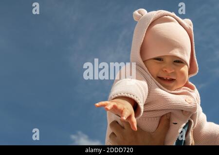 Zugeschnittenes Bild von Mutter Abholung Tochter an sonnigen Tag Stockfoto