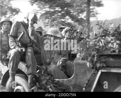 KEIN FILM, KEIN VIDEO, KEIN Fernsehen, KEIN DOKUMENTARFILM - General Vo Nguyen Giap begrüßt die Truppen auf dem Weg zur "Grenzkampagne" in dieser Datei Foto aus dem Vietnamkrieg gegen Frankreich im Jahr 1954. Giaps Generalität wurde für Rücksichtslosigkeit und die Einnahme übermäßig schwerer Verluste kritisiert, aber er war der Architekt von Vietnams erstaunlichen Triumph über die Franzosen 1954 in Dien Bien Phu. Er leitete auch einen Großteil der Strategie Nordvietnams während des 'Amerikanischen Krieges'. VO Nguyen Giap, der vietnamesische General, der Siege gegen Frankreich und die USA meisterte, ist im Alter von 102 Jahren gestorben. Foto von San Jose Mercury Stockfoto