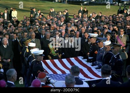 KEIN FILM, KEIN VIDEO, KEIN Fernsehen, KEIN DOKUMENTARFILM - Palettierer halten die US-Flagge während der Beerdigung von Präsident Kennedy auf dem Arlington National Cemetery in Arlington, Virginia, am 25. November. Zu den Würdenträgern gehören der französische Präsident Charles de Gaulle, der Präsident der Bundesrepublik Deutschland Ludwig Erhard, Kaiser Haile Selassie von Äthiopien, Königin Frederica von Griechenland und König Baudoin von Belgien. Foto von Cecil Stoughton/John F. Kennedy Presidential Library and Museum/MCT/ABACAPRESS.COM Stockfoto