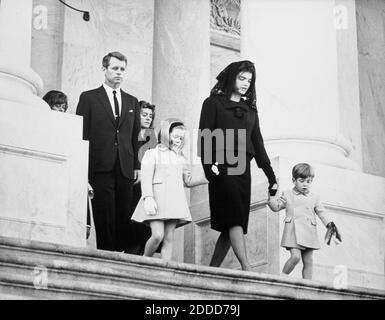 KEIN FILM, KEIN VIDEO, KEIN Fernsehen, KEIN DOKUMENTARFILM - Kennedy-Familienmitglieder verlassen eine Gedenkfeier für Präsident John F. Kennedy im US-Kapitolgebäude in Washington, D.C., am 24. November. Zu den Familienmitgliedern gehören Robert F. Kennedy, Patricia Lawford, Caroline Kennedy, ehemalige First Lady Jacqueline Kennedy und John F. Kennedy, Jr. Foto von Abbie Rowe/National Parks Service/John F. Kennedy Presidential Library and Museum/MCT/ABACAPRESS.COM Stockfoto