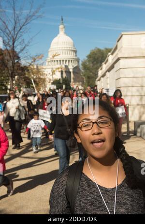 KEIN FILM, KEIN VIDEO, KEIN Fernsehen, KEIN DOKUMENTARFILM - Jennifer Martinez, 16, aus Redmond, Washington, marschiert die Fair Immigration Reform Movement (FIRM) und ihre Familien zusammen: Youth in Action Kampagne märz vorbei an der US-Capitol in Washington, DC, USA, Donnerstag, 14. November 2013, um einen persönlichen Appell an House GOP Führung, einschließlich Sprecher des Hauses John Boehner, zu machen, um Einwanderungsgesetze zu reformieren, um die Staatsbürgerschaft für alle 11 Millionen aufstrebenden Amerikaner zu bieten. Foto von J.M. Eddins Jr./MCT/ABACAPRESS.COM Stockfoto