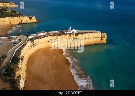 Portugal, Faro District, Drone Blick auf Fort von Nossa Senhora da Rocha und Praia Nova Strand Stockfoto