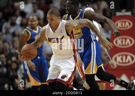 KEIN FILM, KEIN VIDEO, KEIN TV, KEIN DOKUMENTARFILM - Miami Heat Forward Michael Beasley läuft in der ersten Halbzeit gegen die Golden State Warriors in der AmericanAirlines Arena in Miami, FL, USA am 2. Januar 2014 einen lockeren Ball ab. Foto von Michael Laughlin/Sun Sentinel/MCT/ABACAPRESS.COM Stockfoto