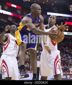 KEIN FILM, KEIN VIDEO, KEIN Fernsehen, KEIN DOKUMENTARFILM - Jodie Meeks (20) von den Los Angeles Lakers schellt einen Pass ab, als er in der zweiten Hälfte des Sieges der Rockets 113-99 in Houston, TX, gegen Dwight Howard (12) von den Houston Rockets an der Spitze fährt. USA am 8. Januar 2014. Foto von George Bridges/MCT/ABACAPRESS.COM Stockfoto