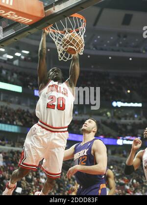KEIN FILM, KEIN VIDEO, KEIN TV, KEIN DOKUMENTARFILM - Chicago Bulls kleiner Stürmer Tony Snell (20) dunks vor Phoenix Suns Zentrum Miles Plumlee (22) während der ersten Hälfte ihres Spiels im United Center in Chicago, IL, USA am 7. Januar 2014. Foto von Nuccio DiNuzzo/Chicago Tribune/MCT/ABACAPRESS.COM Stockfoto