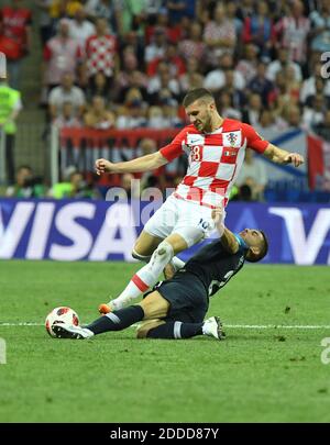 Die Kroatin Ante Rebic und der Franzose Lucas Hernandez während des Fußballfinalspiels Frankreich gegen Kroatien 2018 im Luzhniki-Stadion in Moskau, Russland, am 15. Juli 2018. Frankreich gewann 4-2 und gewann den 2. Titel. Foto von Lionel Hahn/ABACAPRESS.COM Stockfoto