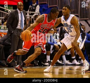 KEIN FILM, KEIN VIDEO, KEIN Fernsehen, KEIN DOKUMENTARFILM - Tony Snell (20) der Chicago Bulls arbeitet gegen E'Twaun Moore (55) des Orlando Magic im vierten Quartal des Amway Center in Orlando, FL, USA am 15. Januar 2014. Chicago gewann, 128-125, in dreifacher Überstunden. Foto von Joshua C. Cruey/Orlando Sentinel/MCT/ABACAPRESS.COM Stockfoto