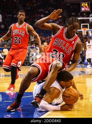 KEIN FILM, KEIN VIDEO, KEIN TV, KEIN DOKUMENTARFILM - Tony Snell (20) der Chicago Bulls landet auf Tobias Harris, dem Orlando Magic, während der Action im ersten Quartal im Amway Center in Orlando, FL, USA am 15. Januar 2014. Foto von Joshua C. Cruey/Orlando Sentinel/MCT/ABACAPRESS.COM Stockfoto