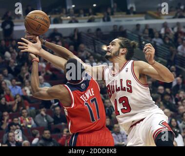 KEIN FILM, KEIN VIDEO, KEIN Fernsehen, KEINE DOKUMENTATION - Chicago Bulls Center Joakim Noah (13) versucht, den Ball aus den Händen des Washington Wizards Shooting Guard Garrett Temple (17) während der ersten Hälfte ihres Spiels im United Center in Chicago, IL, USA am 13. Januar, zu entfernen. 2014. Foto von Nuccio DiNuzzo/Chicago Tribune/MCT/ABACAPRESS.COM Stockfoto