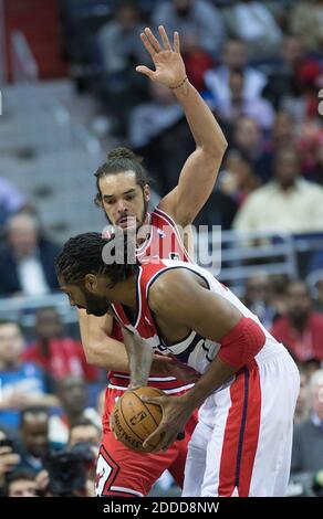 KEIN FILM, KEIN VIDEO, KEIN Fernsehen, KEIN DOKUMENTARFILM - Washington Wizards Power Forward Nene Hilario (42) wird von Chicago Bulls Center Joakim Noah (13) während der ersten Hälfte ihres Spiels bewacht, das am 17. Januar 2014 im Verizon Center in Washington, DC, USA gespielt wurde. Foto von Harry E. Walker/MCT/ABACAPRESS.COM Stockfoto