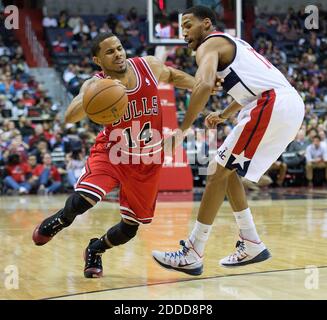 KEIN FILM, KEIN VIDEO, KEIN Fernsehen, KEINE DOKUMENTATION - Chicago Bulls Point Guard D.J. Augustin (14) fällt zurück, nachdem er von dem Washington Wizards Shooting Guard Garrett Temple (17) während der ersten Spielhälfte getroffen wurde, die am 17. Januar 2014 im Verizon Center in Washington, DC, USA gespielt wurde. Foto von Harry E. Walker/MCT/ABACAPRESS.COM Stockfoto