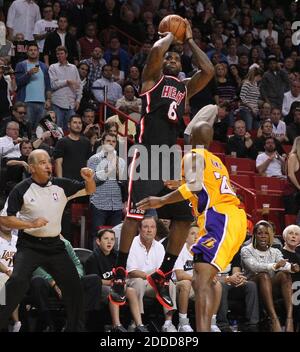 KEIN FILM, KEIN VIDEO, KEIN TV, KEIN DOKUMENTARFILM - LeBron James (6) von Miami Heat trifft im vierten Quartal in der AmericanAirlines Arena in Miami, FL, USA, am 23. Januar 2014 auf den Los Angeles Lakers' Jodie Meeks einen 3-Zeiger. Miami gewann 109-102. Foto von David Santiago/El Nuevo Herald/MCT/ABACAPRESS.COM Stockfoto