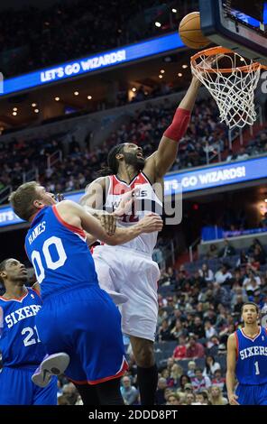 KEIN FILM, KEIN VIDEO, KEIN Fernsehen, KEINE DOKUMENTATION - Washington Wizards Power Forward Nene Hilario (42) punktet über Philadelphia 76ers Center Spencer Hawes (00) während der zweiten Hälfte ihres Spiels im Verizon Center in Washington, Montag, 20. Januar 2014 gespielt. Washington besiegte Philadelphia 107-99. (Harry E. Walker/MCT) Stockfoto