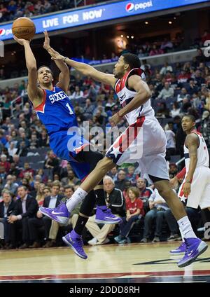 KEIN FILM, KEIN VIDEO, KEIN Fernsehen, KEINE DOKUMENTATION - Philadelphia 76ers Point Guard Michael Carter-Williams (1) schießt über Washington Wizards Shooting Guard Garrett Temple (17) während der ersten Hälfte ihres Spiels gespielt im Verizon Center in Washington, DC, USA am 20. Januar 2014. Foto von Harry E. Walker/MCT/ABACAPRESS.COM Stockfoto