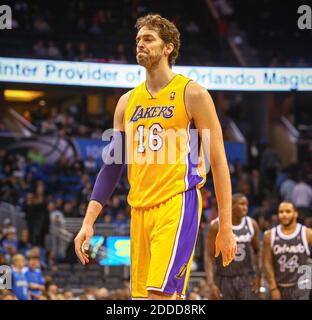 KEIN FILM, KEIN VIDEO, KEIN Fernsehen, KEIN DOKUMENTARFILM - der Los Angeles Lakers' Pau Gasol (16) reagiert inmitten eines Verlusts von 114-105 gegen das Orlando Magic im Amway Center in Orlando, FL, USA am 24. Januar 2014. Foto von Joshua C. Cruey/Orlando Sentinel/MCT/ABACAPRESS.COM Stockfoto