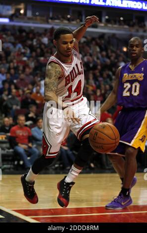 KEIN FILM, KEIN VIDEO, KEIN TV, KEIN DOKUMENTARFILM - Chicago Bulls DJ Augustin hält den Ball in Grenzen, wie Los Angeles Lakers' Jodie Meeks am 20. Januar 2014 im United Center in Chicago, IL, USA, während des 2. Quartals zuschaut. Foto von Scott Strazzante/Chicago Tribune/MCT/ABACAPRESS.COM Stockfoto