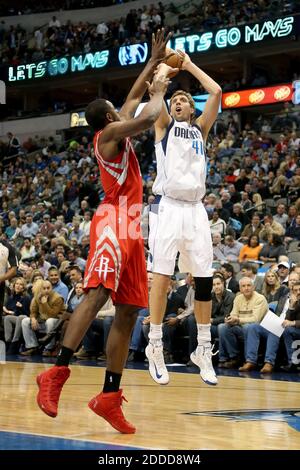 KEIN FILM, KEIN VIDEO, KEIN Fernsehen, KEIN DOKUMENTARFILM - Dirk Nowitzki (41) von Dallas Mavericks dreht am 29. Januar 2014 im American Airlines Center in Dallas, TX, USA, über Terrence Jones (6) von Houston Rockets. (Brad Loper/Dallas Morning News/MCT) Stockfoto