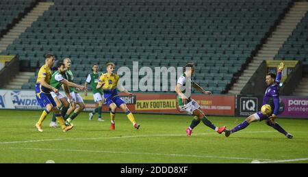 Easter Road Stadium.Edinburgh. Scotland.UK 24. November-20 Scottish Premership Match . Hibernian Torwart Ofir Marciano von St Johnstone Ali McCann für das Eröffnungtor geschlagen Kredit: eric mccowat/Alamy Live News Stockfoto