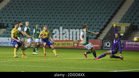 Easter Road Stadium.Edinburgh. Scotland.UK 24. November-20 Scottish Premership Match . Hibernian Torwart Ofir Marciano von St Johnstone Ali McCann für das Eröffnungtor geschlagen Kredit: eric mccowat/Alamy Live News Stockfoto