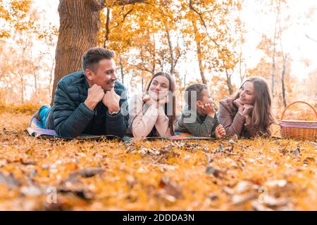 Familie mit Hand am Kinn liegend im Park während Herbst Stockfoto