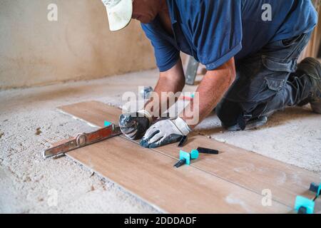 Männliche Arbeiter Installation Parkettboden im Haus Stockfoto