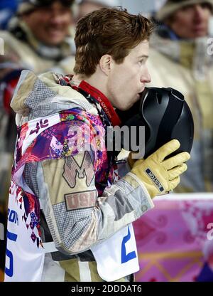 KEIN FILM, KEIN VIDEO, KEIN Fernsehen, KEIN DOKUMENTARFILM - der US-Amerikaner Shaun White geht nach seinem letzten Lauf bei der Männerhalfpipe im Rosa Khutor Extreme Park während der Olympischen Winterspiele in Sotschi, Russland, Dienstag, 11. Februar 2014 vom Kurs. Weiß auf Platz vier. Foto von Carlos Gonzalez/Minneapolis Star Tribune/MCT/ABACAPRESS.COM Stockfoto