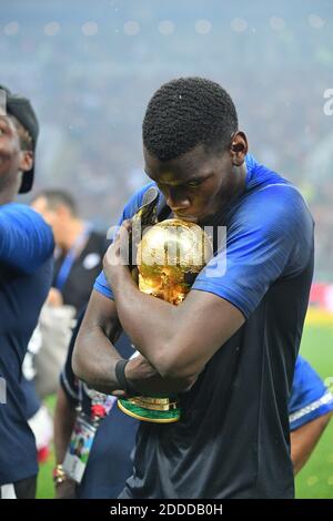 Frankreichs Paul Pogba küsst die Trophäe, nachdem er am 4-2 15. Juli 2018 im Luzhniki-Stadion in Moskau, Russland, das Finale der FIFA-Weltmeisterschaft 2018, Frankreich gegen Kroatien gewonnen hat. Foto von Christian Liewig/ABACAPRESS.COM Stockfoto