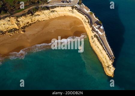 Portugal, Faro District, Drone Blick auf Fort von Nossa Senhora da Rocha und Praia Nova Strand Stockfoto