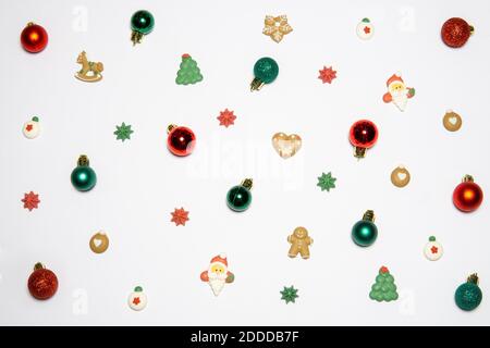 Kreatives Layout aus Weihnachtsdekorationen. Flat Lay Weihnachtskonzept Stockfoto