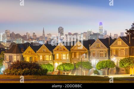 Alamo Platz gegen Stadtbild in San Francisco, Califronia, USA Stockfoto