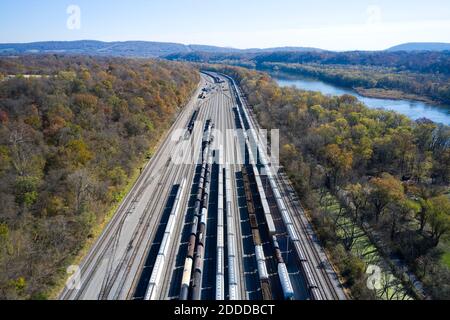 Luftaufnahme von Eisenbahnwagen, die auf Schienen warten, die sich entlang erstrecken Chesapeake und Ohio Canal Stockfoto