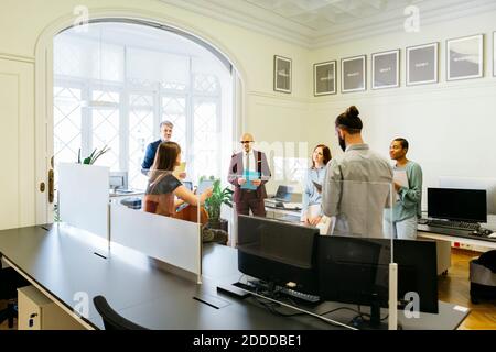 Männliche und weibliche Geschäftsleute diskutieren Strategien am Arbeitsplatz Stockfoto