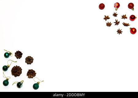 Weihnachtskomposition. Rote und grüne Dekorationen mit Kiefern und Sternen auf weißem Hintergrund. Weihnachten, Winter, Neujahr Konzept. Flach liegend. Stockfoto