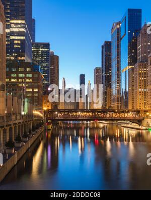 Wells Street Bridge über Chicago River in City at Dusk, Chicago, USA Stockfoto