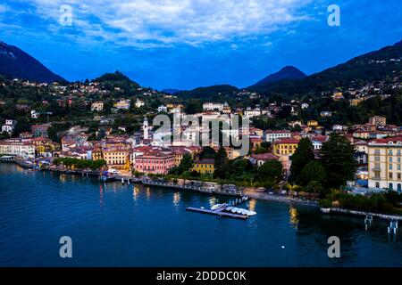 Italien, Provinz Como, Menaggio, Helikopter Blick auf die Stadt am Ufer des Comer Sees bei Sonnenaufgang Stockfoto