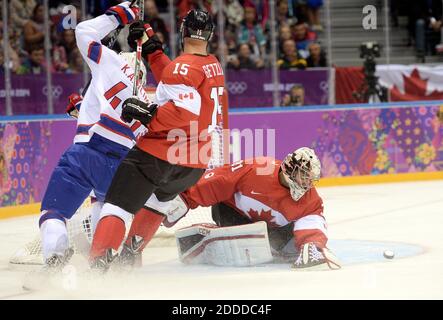 KEIN FILM, KEIN VIDEO, KEIN Fernsehen, KEINE DOKUMENTATION - Kanadagoalie Carey Price (31) gibt einen Rebound auf bei einem Schuss Norwegens auf, während Kanadas Vorwärts Ryan Getzlaf (15) Norwegens Vorwärts Ken Andre OLimb (40) verteidigt, Während der ersten Periode Aktion in einem Herren-Hockey-Spiel im Bolschoy Ice Dome während der Olympischen Winterspiele in Sotschi, Russland, Donnerstag, 13. Februar 2014. Kanada besiegte Norwegen, 3:1. Foto von Chuck Myers/MCT/ABACAPRESS.COM Stockfoto