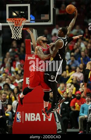 KEIN FILM, KEIN VIDEO, KEIN Fernsehen, KEIN DOKUMENTARFILM - Carlos Boozer der Chicago Bulls verteidigt, als Andray Blatche, rechts, den Korb in der ersten Hälfte des United Center in Chicago, IL, USA, am 13. Februar 2014 angreift. Die Bulls gewannen, 92-76. Foto von Chris Sweda/Chicago Tribune/MCT/ABACAPRESS.COM Stockfoto