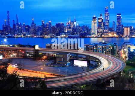 Die Dämmerung Blick auf die Skyline von Midtown Manhattan New York City mit Hudson River und Lincoln Tunnel Helix Schleife in Weehawken New Jersey im Vordergrund.New Jersey.USA Stockfoto