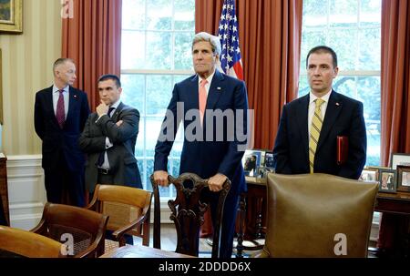 US-Außenminister John Kerry, Mitte, nimmt an einem bilateralen Treffen zwischen US-Präsident Obama und Präsident Petro Poroschenko der Ukraine im Oval Office des Weißen Hauses am 18. September 2014 in Washington, DC Teil. Quelle: Olivier Douliery / Pool via CNP /MediaPunch Stockfoto