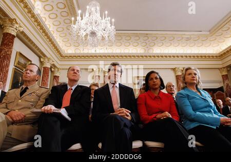 Vorsitzender der Joint Chiefs Of Staff, Admiral Mike Mullen, National Security Adviser Tom Donlion, Senator John Kerry (Demokrat von Massachusetts), Vereinte Nationen-Botschafterin Susan Rice und US-Außenministerin Hillary Rodham Clinton Präsident Barack Obama hören, liefern eine Rede über Nahost und Nordafrika Politik in Ben Franklin Room im Außenministerium 19. Mai 2011 in Washington , DC. Durch die Linse der Volksaufstände im Nahen Osten, die Tötung von Osama Bin Laden und die blutige Niederschlagung von Demonstranten durch die syrische Regierung versucht Obama ein Gleichgewicht zwischen nationalen secu Stockfoto