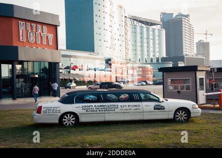 Batumi. Georgien - 16. Oktober 2020: Limousinenauto zu mieten auf den Straßen von Batumi Stockfoto