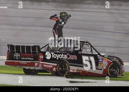 KEIN FILM, KEIN VIDEO, KEIN TV, KEINE DOKUMENTATION - Kyle Busch feiert nach dem Gewinn der NASCAR Camping World Truck Series 250 auf dem Daytona International Speedway in Daytona, FL, USA am 21. Februar 2014. Foto von Stephen M. Dowell/Orlando Sentinel/MCT/ABACAPRESS.COM Stockfoto