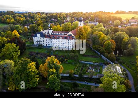 Deutschland, Bayern, Bernried am Starnberger See, Drohnenansicht der Abtei Bernried bei Sonnenuntergang im Sommer Stockfoto