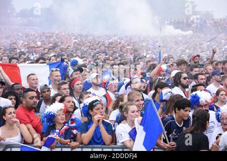 Französische Fußballfans sehen das WM-Finale zwischen Frankreich und Kroatien auf einer Großleinwand in Straßburg, östlich von Frankreich, am 15. Juli 2018. Frankreich schlug Kroatien mit einem 4:2-Score. Foto von Nicolas Roses/ABACAPRESS.COM Stockfoto