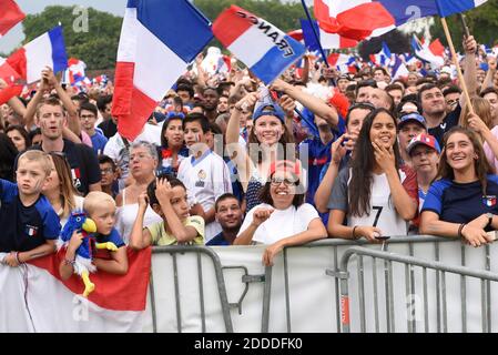 Französische Fußballfans sehen das WM-Finale zwischen Frankreich und Kroatien auf einer Großleinwand in Straßburg, östlich von Frankreich, am 15. Juli 2018. Frankreich schlug Kroatien mit einem 4:2-Score. Foto von Nicolas Roses/ABACAPRESS.COM Stockfoto