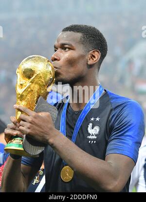 Frankreichs Paul Pogba küsst die Trophäe, nachdem er am 4-2 15. Juli 2018 im Luzhniki-Stadion in Moskau, Russland, das Finale der FIFA-Weltmeisterschaft 2018, Frankreich gegen Kroatien gewonnen hat. Foto von Christian Liewig/ABACAPRESS.COM Stockfoto