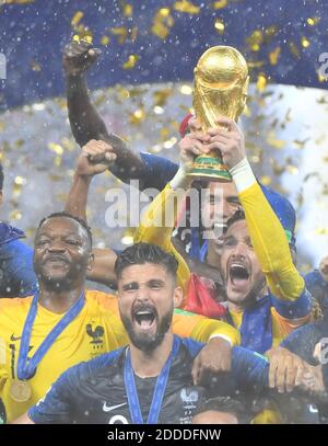 Frankreichs Kapitän Hugo Lloris, flankiert von Steve Mandanda und Olivier Giroud, hebt die Trophäe nach dem Gewinn 4-2 der FIFA-Weltmeisterschaft 2018 Finale Fußballspiel Frankreich gegen Kroatien im Luzhniki-Stadion in Moskau, Russland am 15. Juli 2018. Foto von Christian Liewig/ABACAPRESS.COM Stockfoto