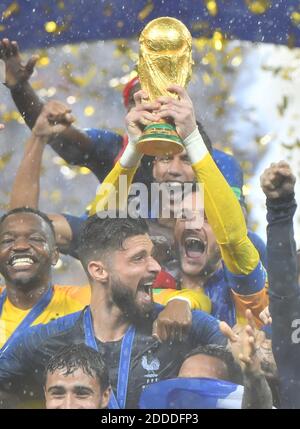 Frankreichs Kapitän Hugo Lloris, flankiert von Steve Mandanda und Olivier Giroud, hebt die Trophäe nach dem Gewinn 4-2 der FIFA-Weltmeisterschaft 2018 Finale Fußballspiel Frankreich gegen Kroatien im Luzhniki-Stadion in Moskau, Russland am 15. Juli 2018. Foto von Christian Liewig/ABACAPRESS.COM Stockfoto