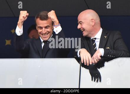 Der französische Präsident Emmanuel Macron und der FIFA-Präsident Gianni Infantino wurden am 15. Juli 2018 in Moskau, Russland, beim FIFA-Fußballfinale 2018 zwischen Frankreich und Kroatien auf der Tribüne gesehen. Frankreich gewann 4-2 und gewann den 2. Titel. Foto von Christian Liewig /ABACAPRESS.COM Stockfoto