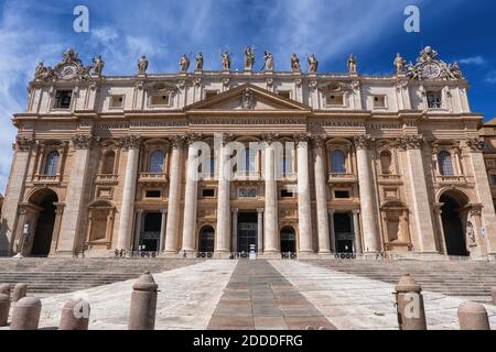 Fassade des Petersdoms an sonnigen Tagen, Vatikanstadt, Rom, Italien Stockfoto